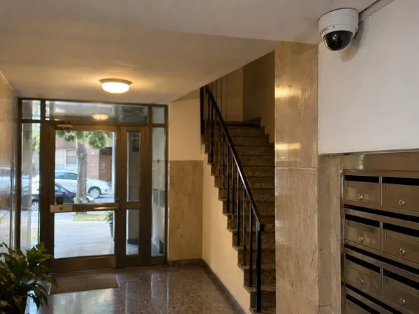 Cámara de seguridad instalada en el hall de entrada de un edificio
